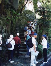 寿亭の階段の壁面にある歌碑の画像