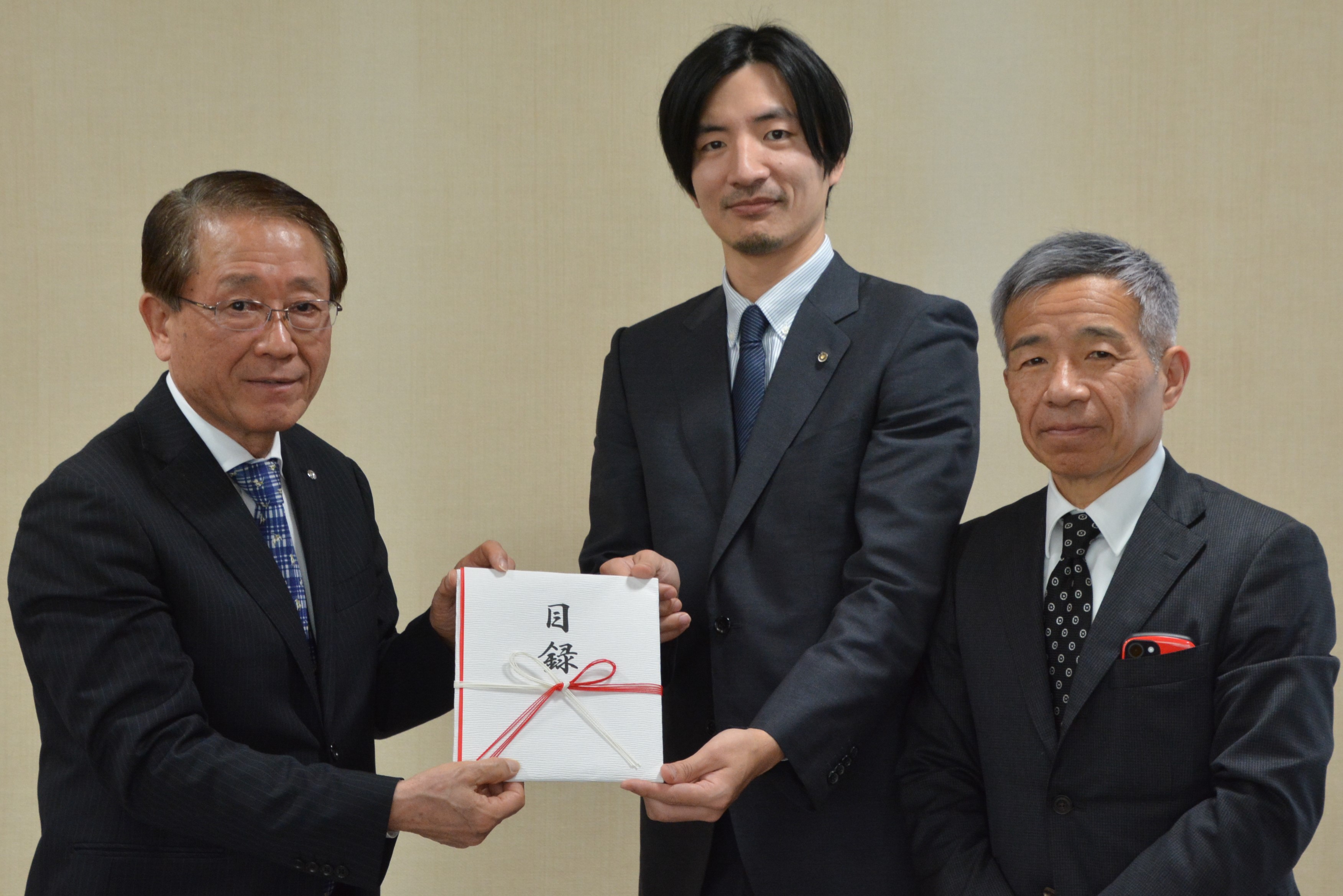 朝日土木株式会社 代表取締役社長　南 哲生様（右）と取締役 秦 真人様（中）から ご寄附をいただきましたの画像