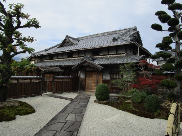 主屋と玄関前庭（南東から）の画像