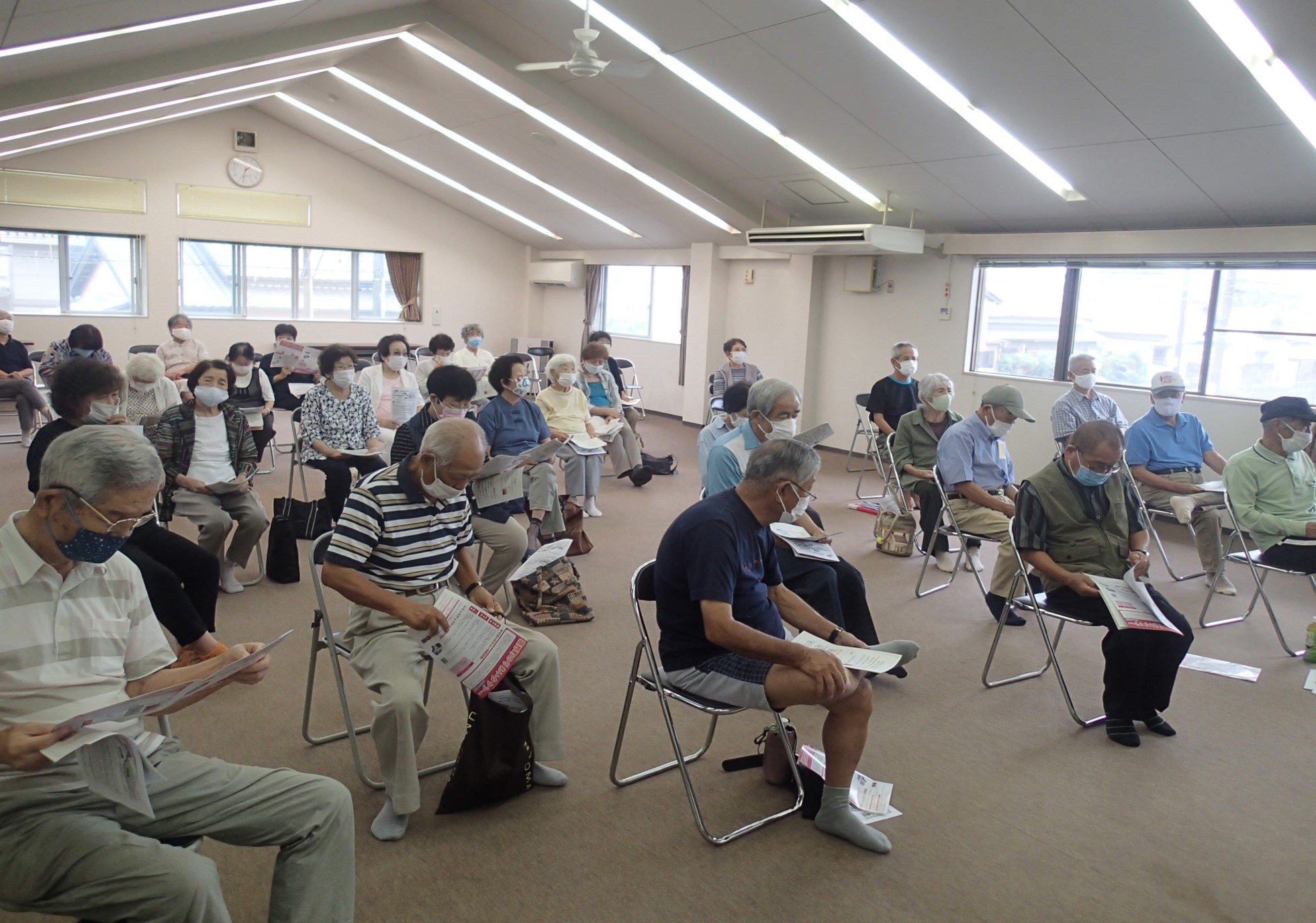 老人会で説明を行っています（令和3年8月）の画像