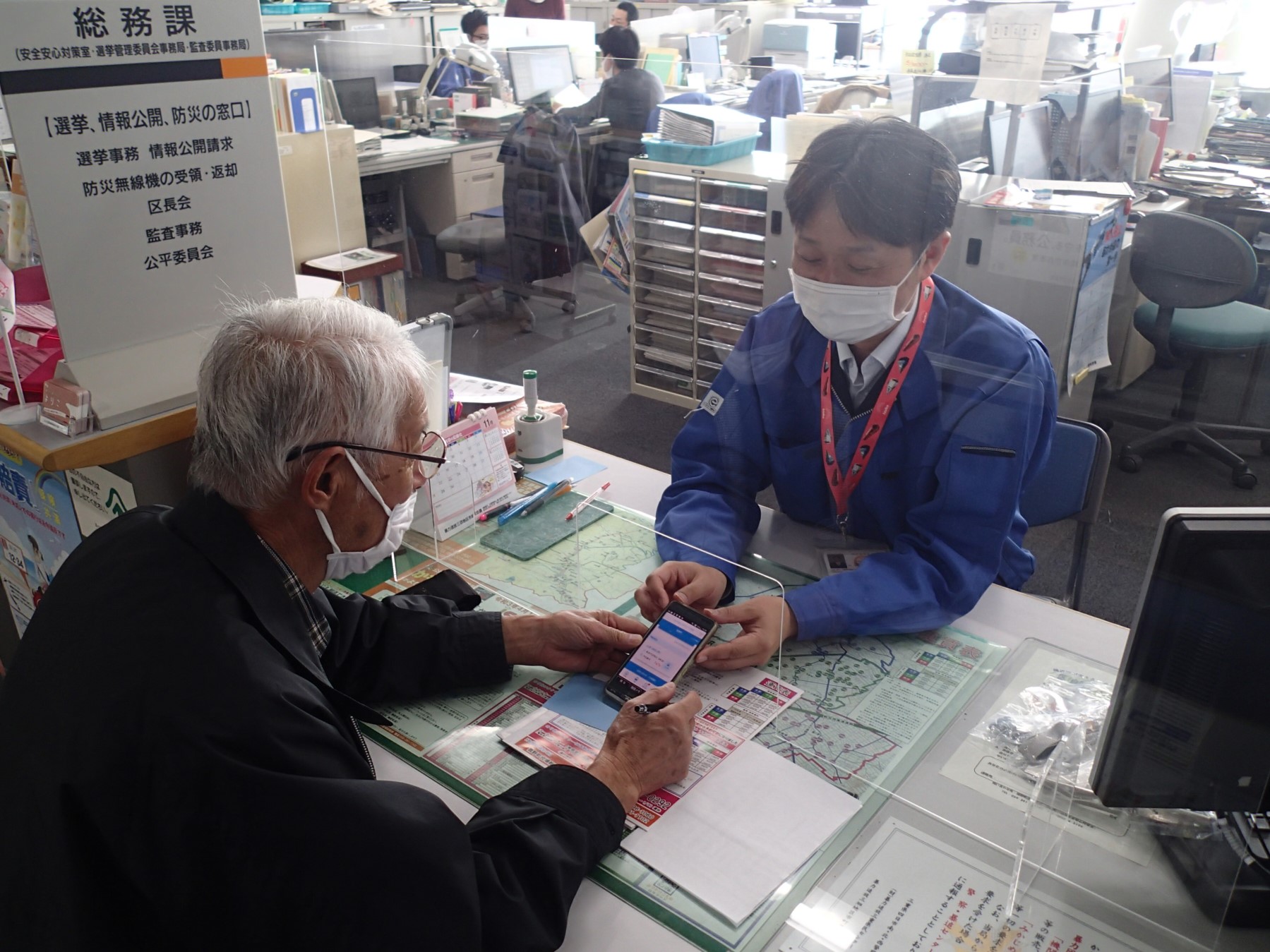 窓口でMaaSの使い方を伝えていますの画像