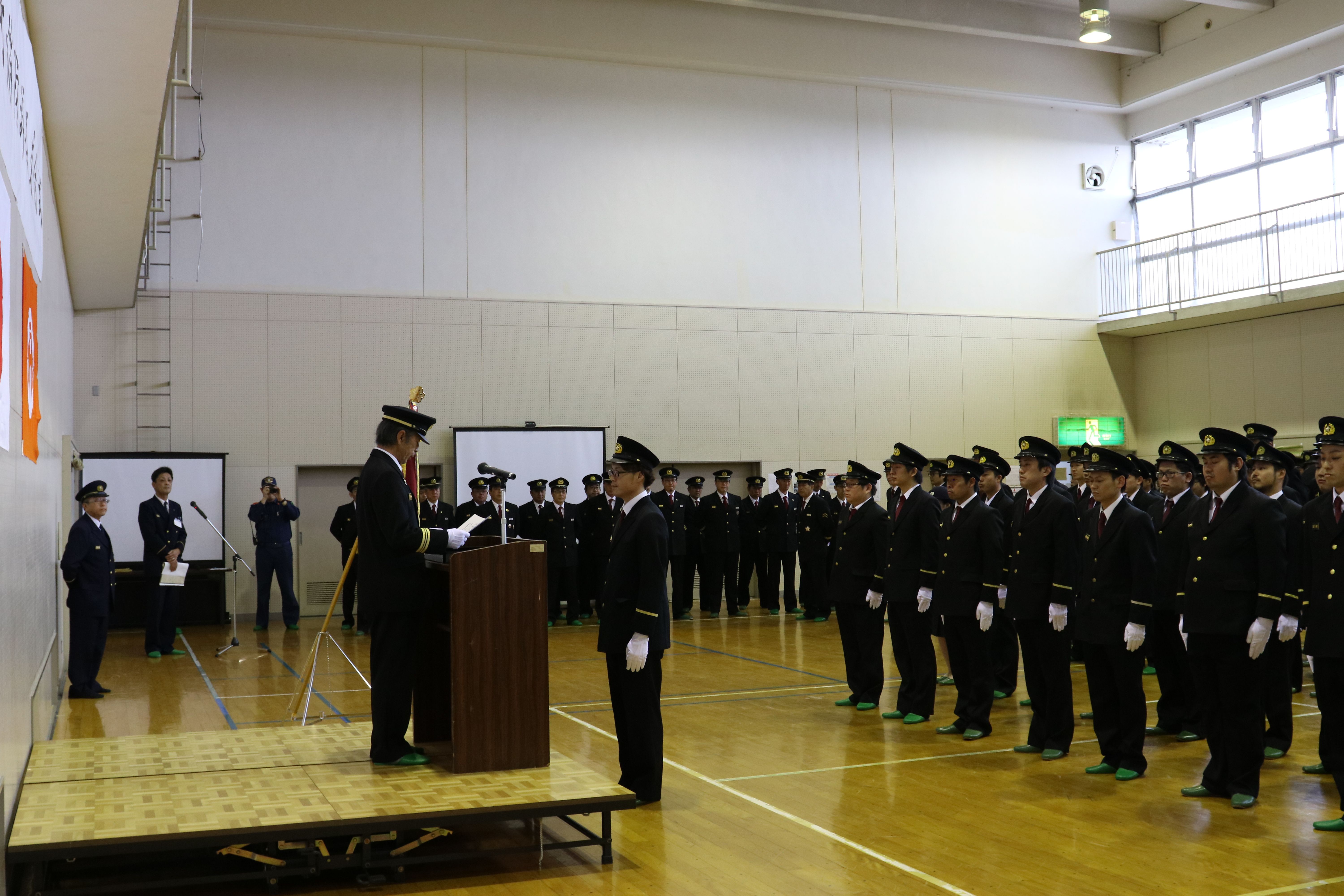 辞令交付式で団長から辞令を受けている写真